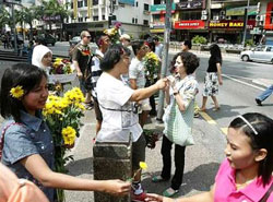 Малазийцы выразили цветочный протест насилию
