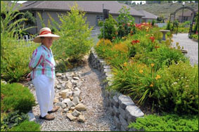 Пенсионерка открыла свой сад для посетителей